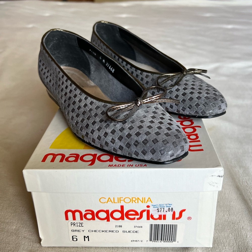 Gray Mesh Flats with Geometric Design